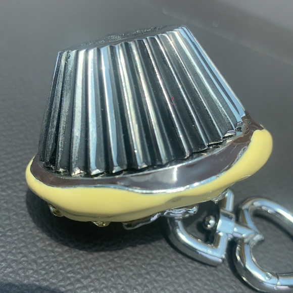 JUICY COUTURE CUPCAKE KEYCHAIN YELLOW SILVER NEW - Picture 11 of 16